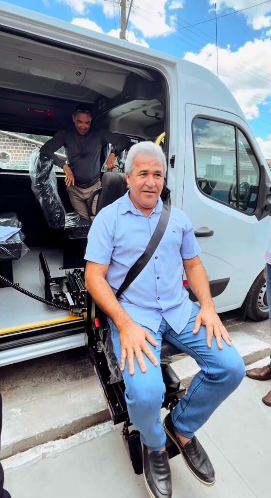 WhatsApp-Image-2025-03-27-at-20.16.44-559x1024 Prefeito João Paulo Entrega Nova Van para o Transporte de Pacientes